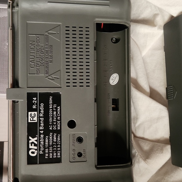 QFX R-24 Retro Radio With Original Box - Picture 3 of 3